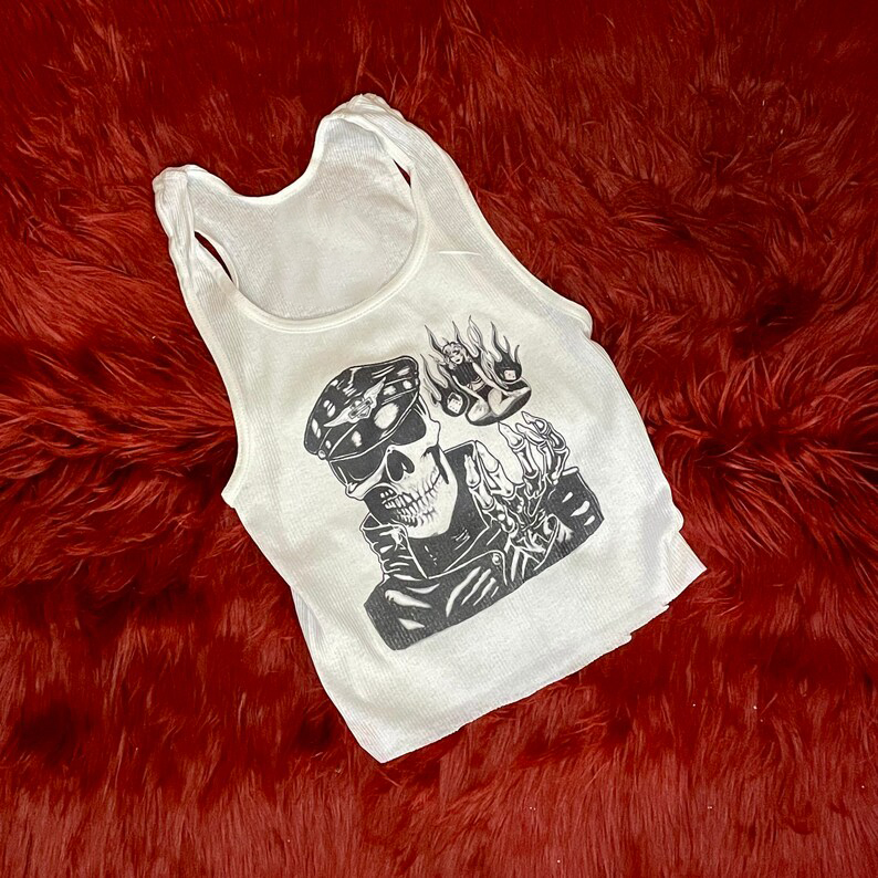 Tank Top Ribbed - เสื้อกล้ามลายริบบิ้นพร้อมลายกราฟิกหัวกะโหลก Lady Luck ขนาด 20 นิ้ว